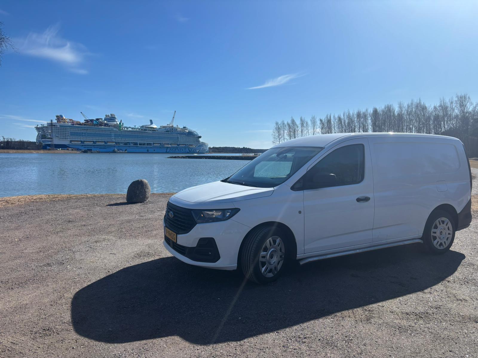 Compacte bestelbus voor internationaal spoedtransport